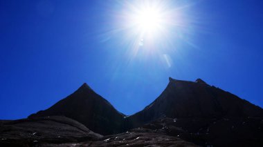Tibet 'teki Kailash Dağı' nın etrafındaki taşın içinde bulunan Budist duası ve inancı.