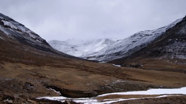 Şaşırtıcı derecede güzel ve gizemli Himalayalar hacıların seyahat ettiği yer.