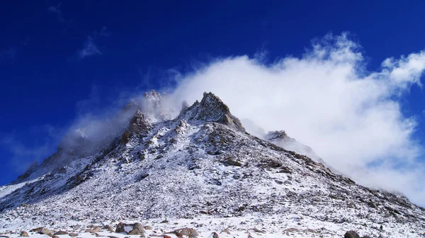 Потрясающе Красивые Таинственные Гималаи Странствуют Паломники — стоковое фото