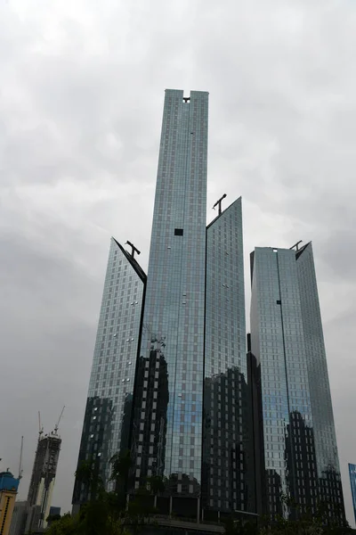 Grande Cidade Empresarial Dominada Pelos Elementos Chuva — Fotografia de Stock