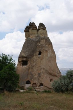 Kapadokya manzarasında sıradışı dağlar ve kayalar