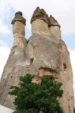 Kapadokya manzarasında sıradışı dağlar ve kayalar