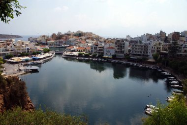 Çiçekli ve yerel renk elementli deniz kenarı avlusu