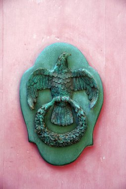 Demir kapı kilitleri ve kapı kolları sanat eseri olarak kullanılıyor.
