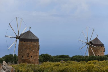 Adadaki deniz kıyısındaki antik değirmenlerin gururlu kalıntıları