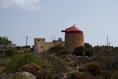 Adadaki deniz kıyısındaki antik değirmenlerin gururlu kalıntıları