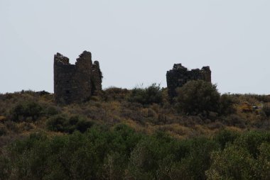 Eski değirmenlerin kalıntıları adanın manzarasını süslüyor.