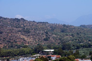 Eski değirmenlerin kalıntıları adanın manzarasını süslüyor.