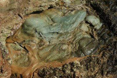 Depremden sonra katılaşmış lav parçaları.