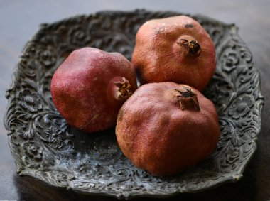 Siyah metal plaka üzerinde kırmızı bombalar.