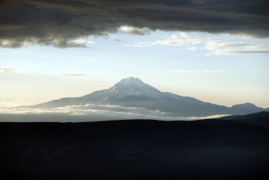 Kapadokya 'nın manzaralarındaki gerçek dışı muhteşem dağlar ve kayalar