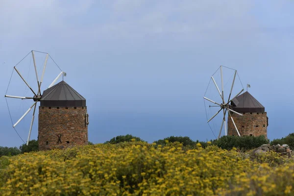 Rovine Orgogliose Antichi Mulini Riva Mare Sull Isola — Foto Stock