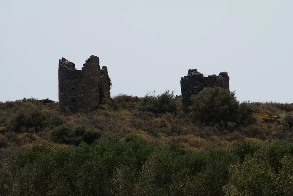 Ruins Old Mills Adorn Island Landscape — Stock Photo, Image