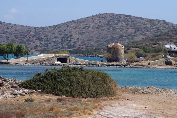 旧磨坊的废墟装饰着岛上的风景 — 图库照片