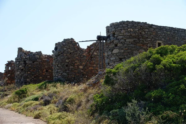 Ruinas Antiguos Molinos Adornan Paisaje Isla — Foto de Stock