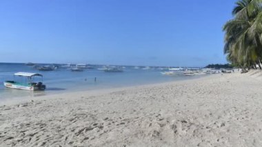 Tropikal bir plajda gün doğumu ve dalış için hazırlık lapsa