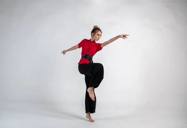 Bela Menina Vermelho Fazendo Kung Formação Poses — Fotografia de Stock