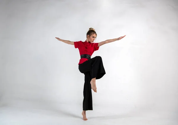 Bela Menina Vermelho Fazendo Kung Formação Poses — Fotografia de Stock