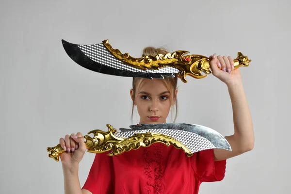 Schöne Mädchen Rot Macht Kung Training Posiert Mit Kampfschwertern — Stockfoto