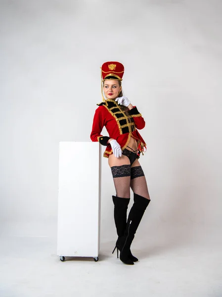 Hermosa Mujer Traje Militar Rojo Posando Con Una Espada —  Fotos de Stock