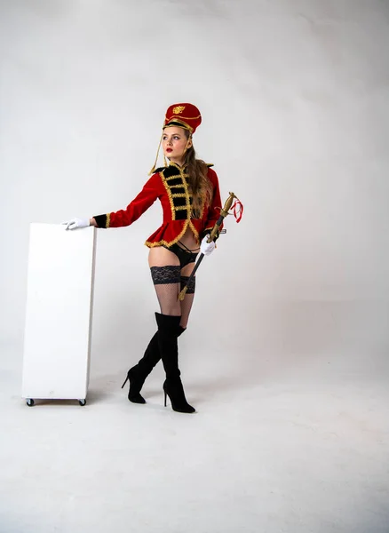 Schöne Frau Roten Militäranzug Posiert Mit Einem Schwert — Stockfoto