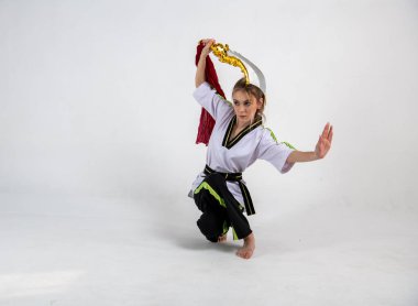 Siyah beyaz kimonolu ve altın kılıçlı güzel bir kız.