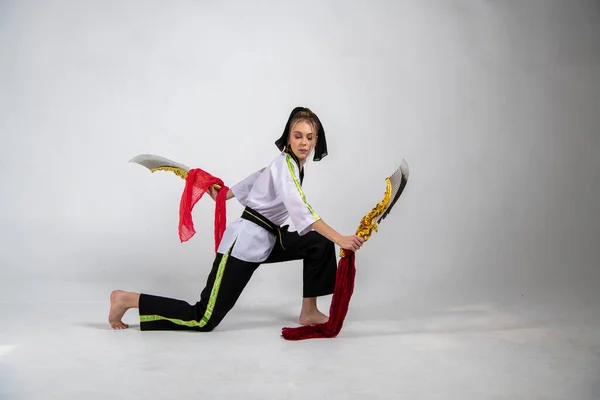 Beautiful Girl Black White Kimono Golden Swords — Stock Photo, Image