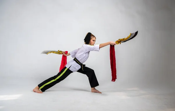 Menina Bonita Quimono Preto Branco Com Espadas Douradas — Fotografia de Stock