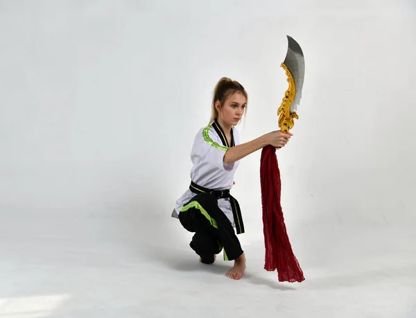 Schönes Mädchen Schwarz Weißen Kimono Und Mit Goldenen Schwertern — Stockfoto