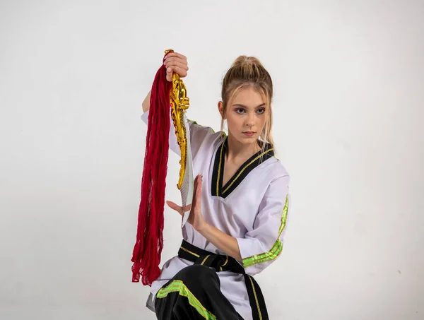 Schönes Mädchen Schwarz Weißen Kimono Und Mit Goldenen Schwertern — Stockfoto