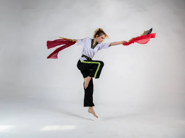 Menina Bonita Terno Branco Preto Faz Exercícios Com Espadas Batalha — Fotografia de Stock