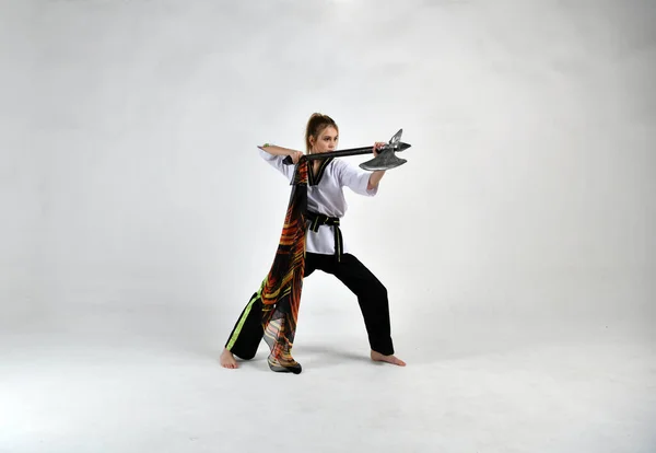 Menina Bonita Terno Branco Preto Ataca Com Armas Militares — Fotografia de Stock