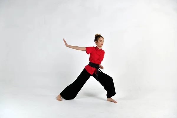 Schönes Mädchen Rot Schwarzen Anzug Macht Übungen Stil Von Kampfgeschwindigkeit — Stockfoto