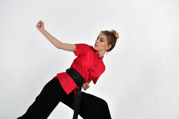 Krásná Dívka Černé Červené Dělá Cvičení Pro Zvládnutí Bojových Umění — Stock fotografie