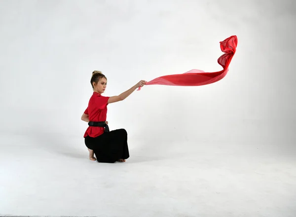 Hermosa Chica Negro Rojo Bailando Con Una Bufanda Combate — Foto de Stock