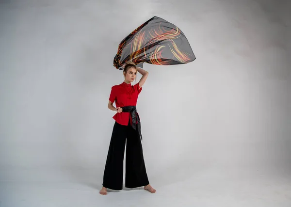 Belle Fille Danse Noire Rouge Avec Une Écharpe Combat — Photo