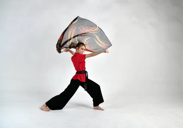 Menina Bonita Preto Vermelho Dançando Com Lenço Combate — Fotografia de Stock