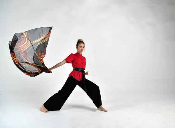 Hermosa Chica Negro Rojo Bailando Con Una Bufanda Combate —  Fotos de Stock