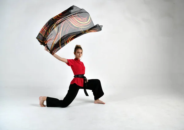 Красива Дівчина Чорно Червоних Танцях Бойовим Шарфом — стокове фото