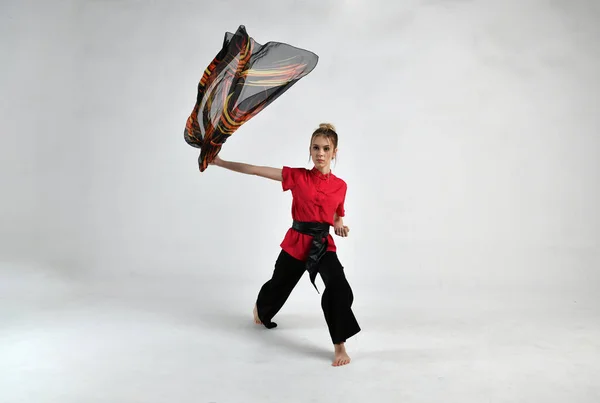 Schönes Mädchen Schwarz Und Rot Tanzt Mit Einem Kampfschal — Stockfoto