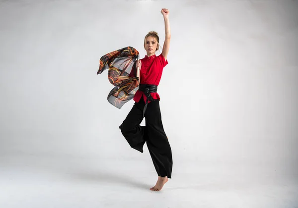 戦闘スカーフで黒と赤のダンスの美しい女の子 — ストック写真