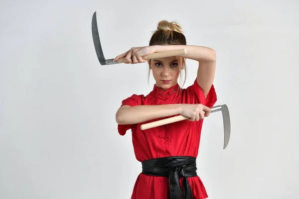 Schönes Mädchen Schwarz Und Rot Mit Goldenen Schwertern — Stockfoto
