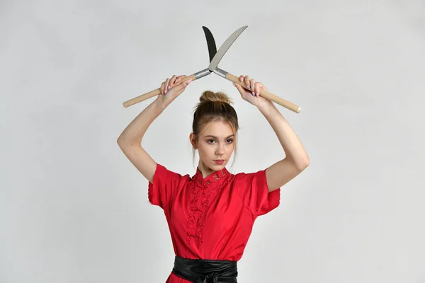 Hermosa Chica Negro Rojo Con Espadas Batalla Oro — Foto de Stock