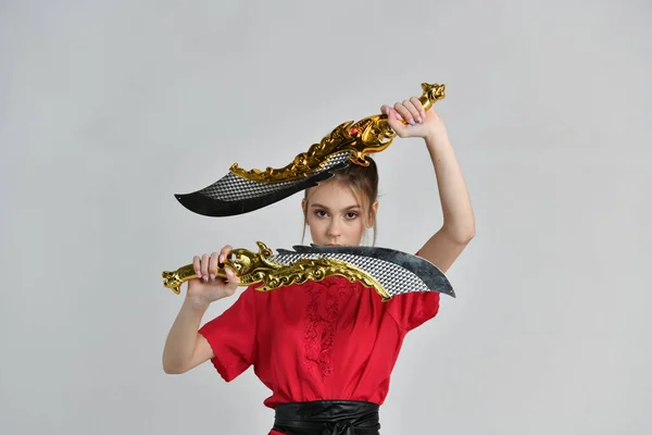 Mooi Meisje Zwart Rood Met Gouden Slagzwaarden — Stockfoto