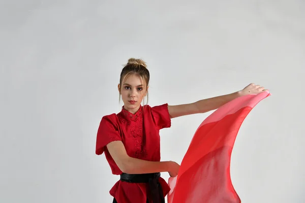 Belle Fille Danse Noire Rouge Avec Une Écharpe Combat — Photo