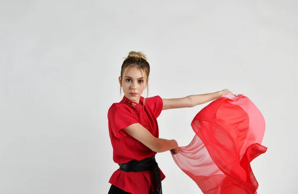 Красивая Девушка Черно Красных Танцах Боевым Шарфом — стоковое фото