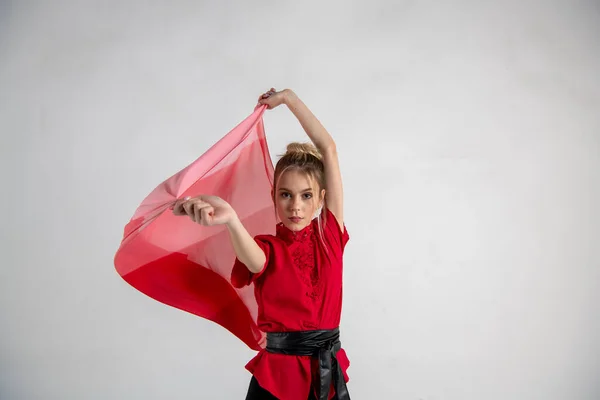 Bella Ragazza Nero Rosso Ballare Con Una Sciarpa Combattimento — Foto Stock