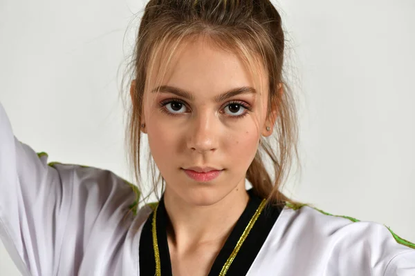 Mooi Meisje Vechter Zwart Wit Kimono Doet Oefeningen Stijl Van — Stockfoto