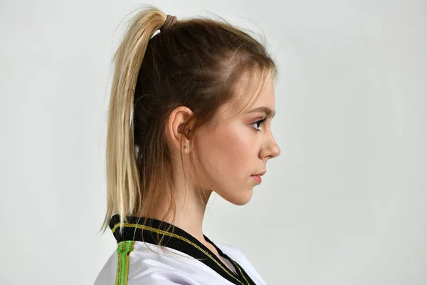Mooi Meisje Vechter Zwart Wit Kimono Doet Oefeningen Stijl Van — Stockfoto