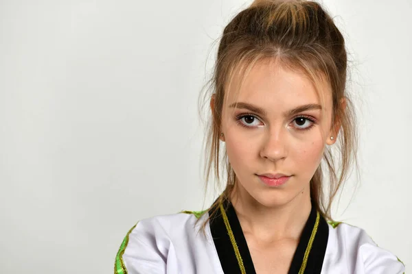 Mooi Meisje Vechter Zwart Wit Kimono Doet Oefeningen Stijl Van — Stockfoto